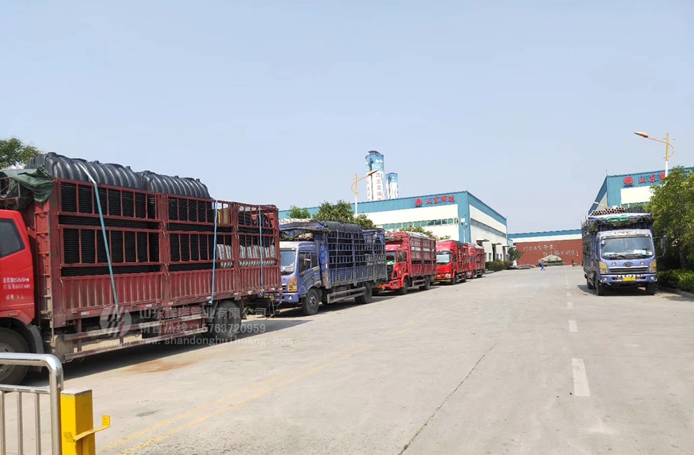 加快新農(nóng)村旱廁改造，六車三格化糞池集中發(fā)貨